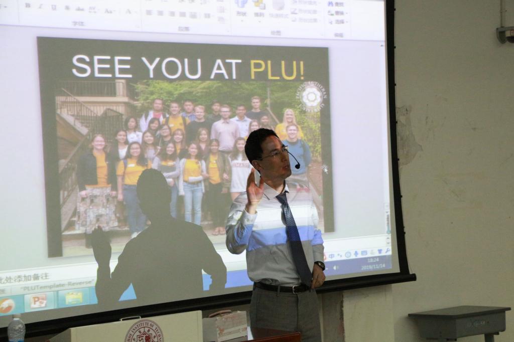 美国太平洋路德大学国际合作中心主任路易斯做讲座